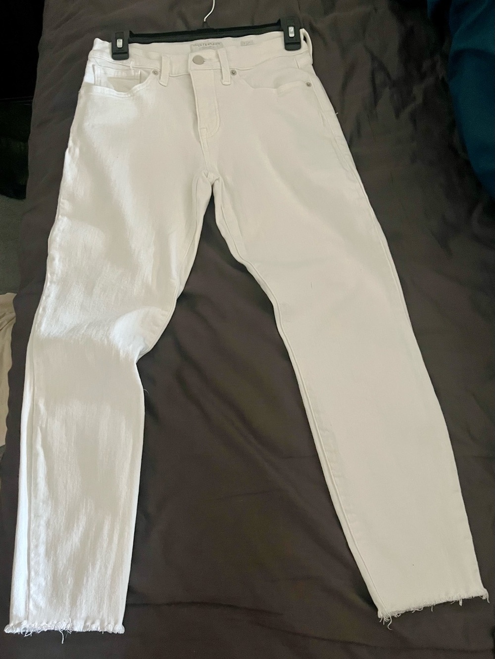 Women’s White Lucky Brand Ava mid rise skinny jeans.